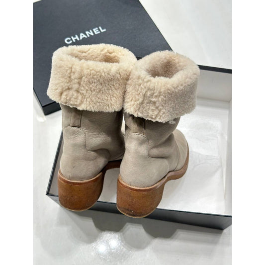 Chic Chanel Interlocking CC Shearling Moto Boots Sz 38.5 Pre-owned