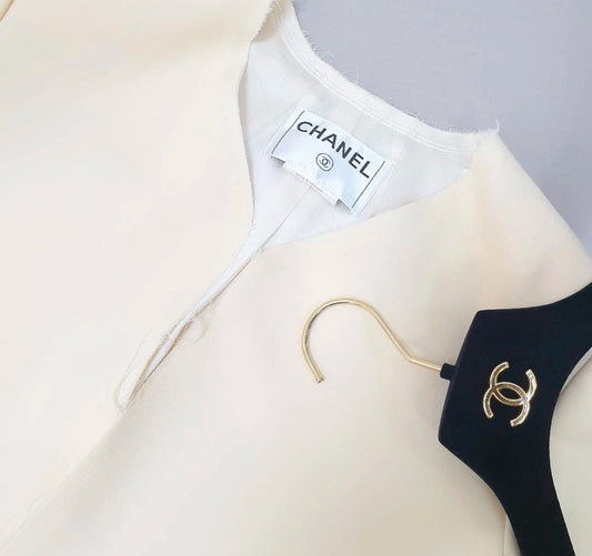 CHANEL 07P ECRU RAW TRIM CC LOGO BUTTON JACKET BLAZER Sz.42