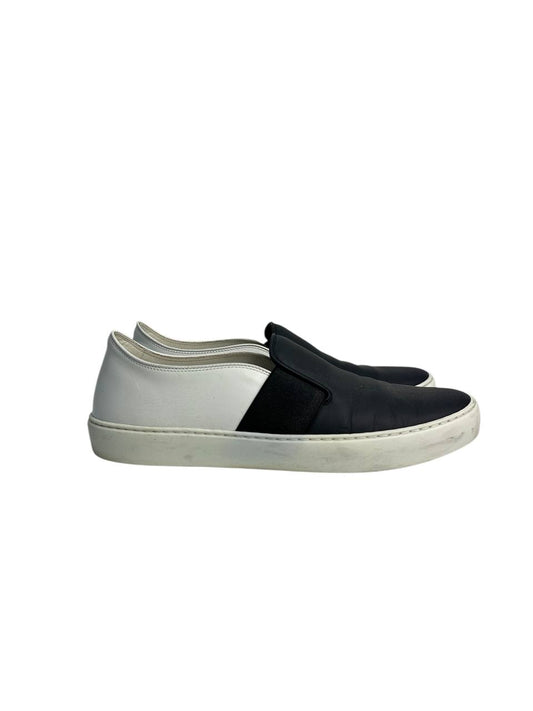 Slip-on leather flats with elastic panels and back logo detail