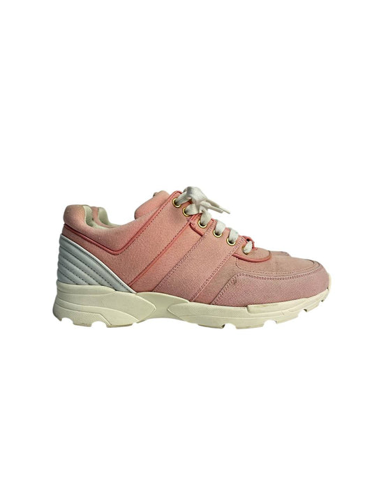 Pink sporty sneakers for everyday wear