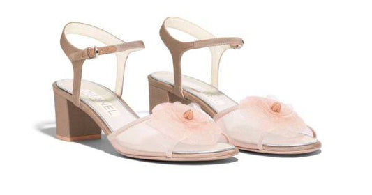 Airy accent in a classic silhouette