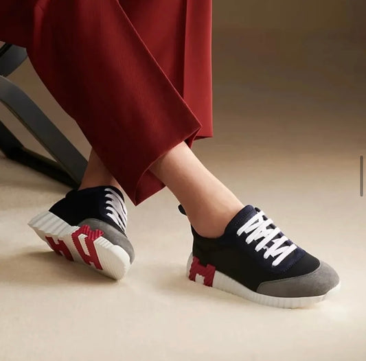 Sneakers with contrast sole