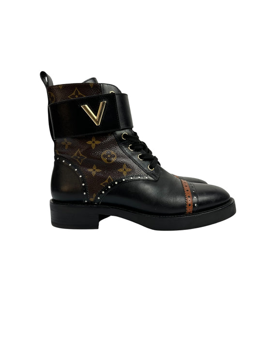 Ankle boots with leather inserts and metal detail