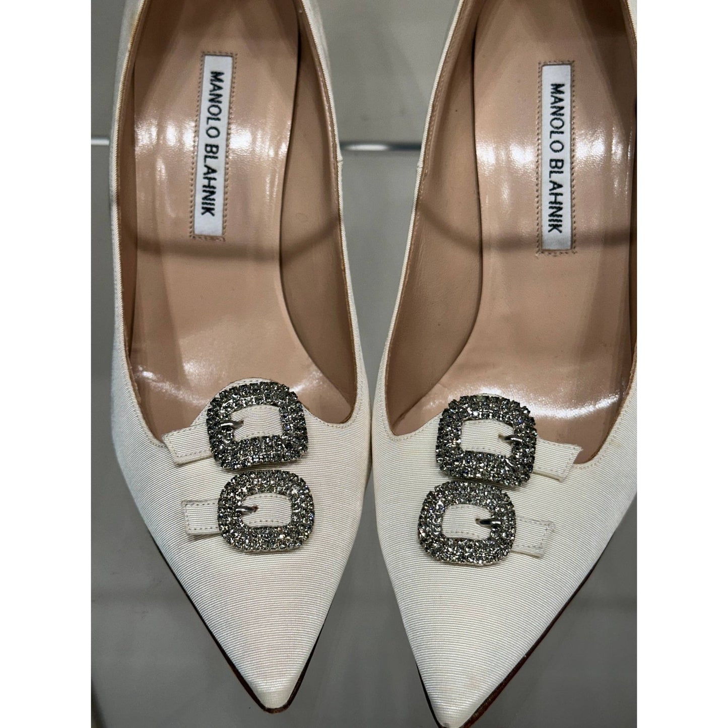 Manolo Blahnik Hangisi Ivory Satin Pumps Sz 39 Pre-owned
