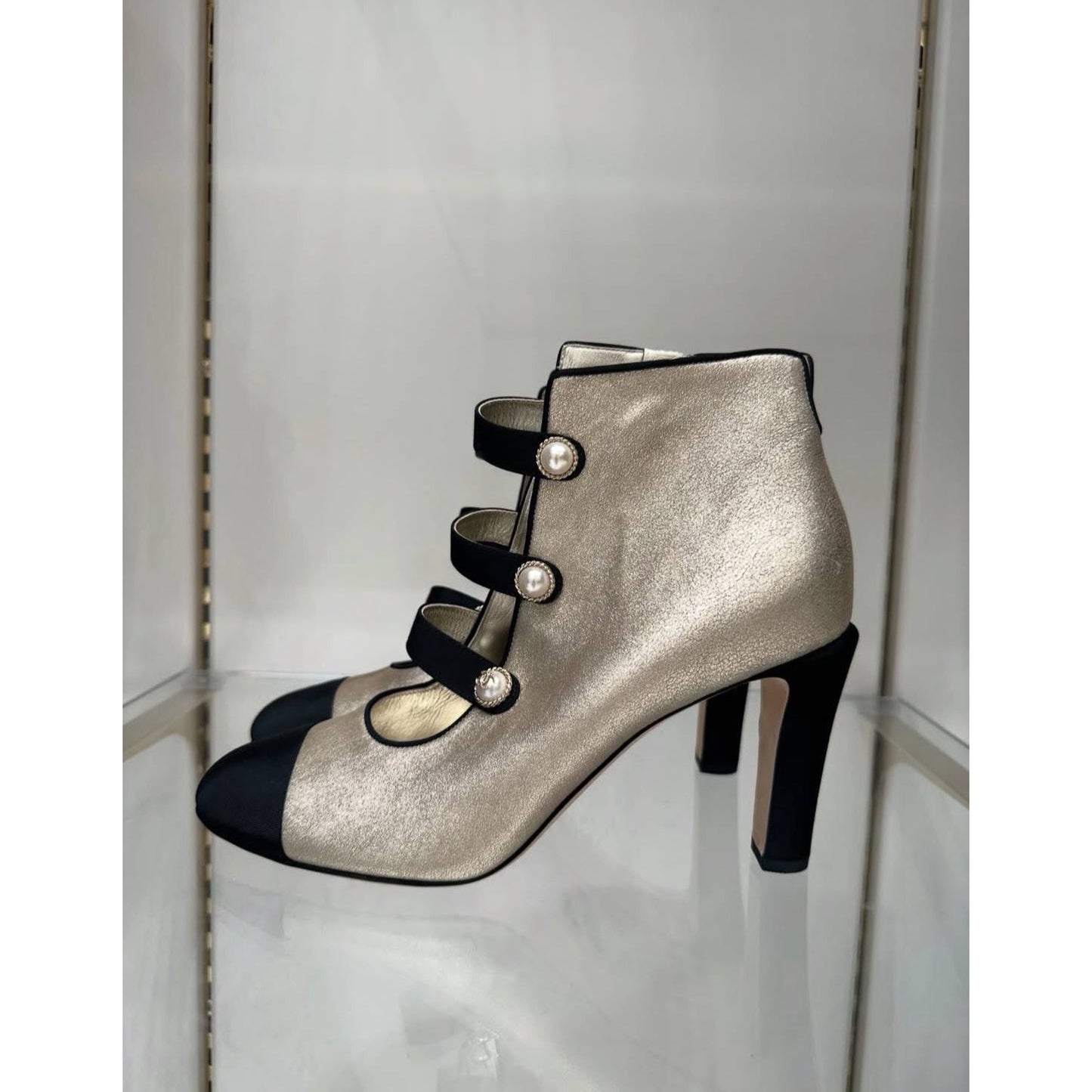 NWOB Chanel 2018 Gold Toe Pearl Button Leather Ankle Boots Sz.40 Pre-owned