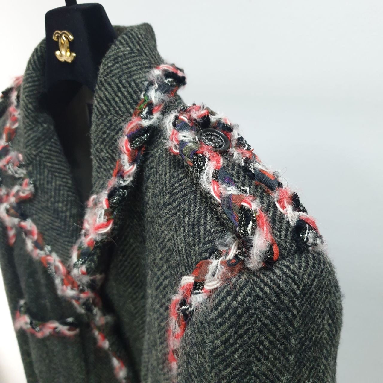 Chanel Edinburgh Tweed Gray/Black Cropped Jacket - Size 40 Pre-owned