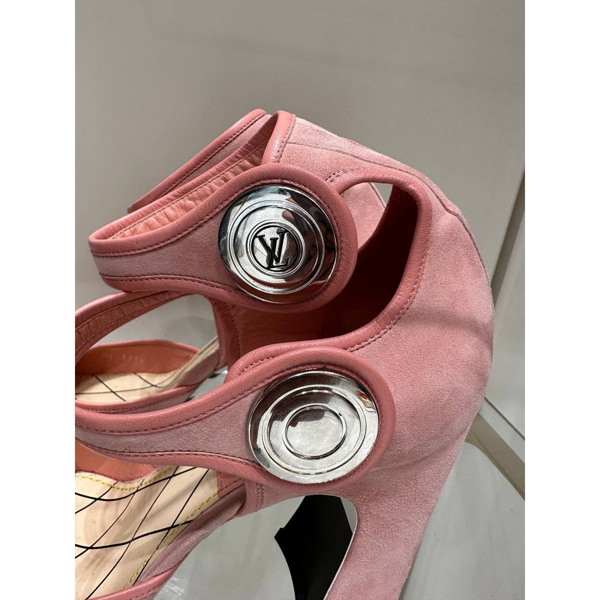 Louis Vuitton Pink Suede LV Circle Pumps EU 38  Pre-owned