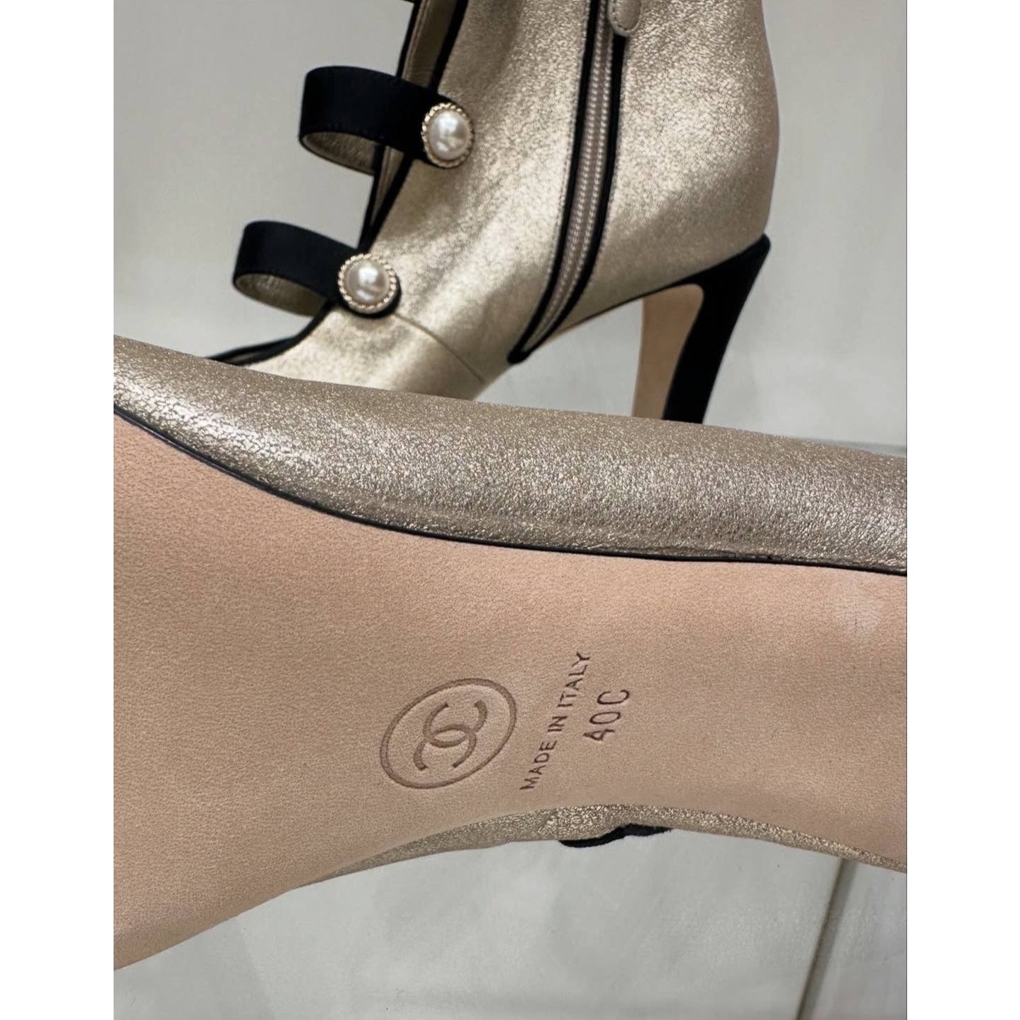 NWOB Chanel 2018 Gold Toe Pearl Button Leather Ankle Boots Sz.40 Pre-owned