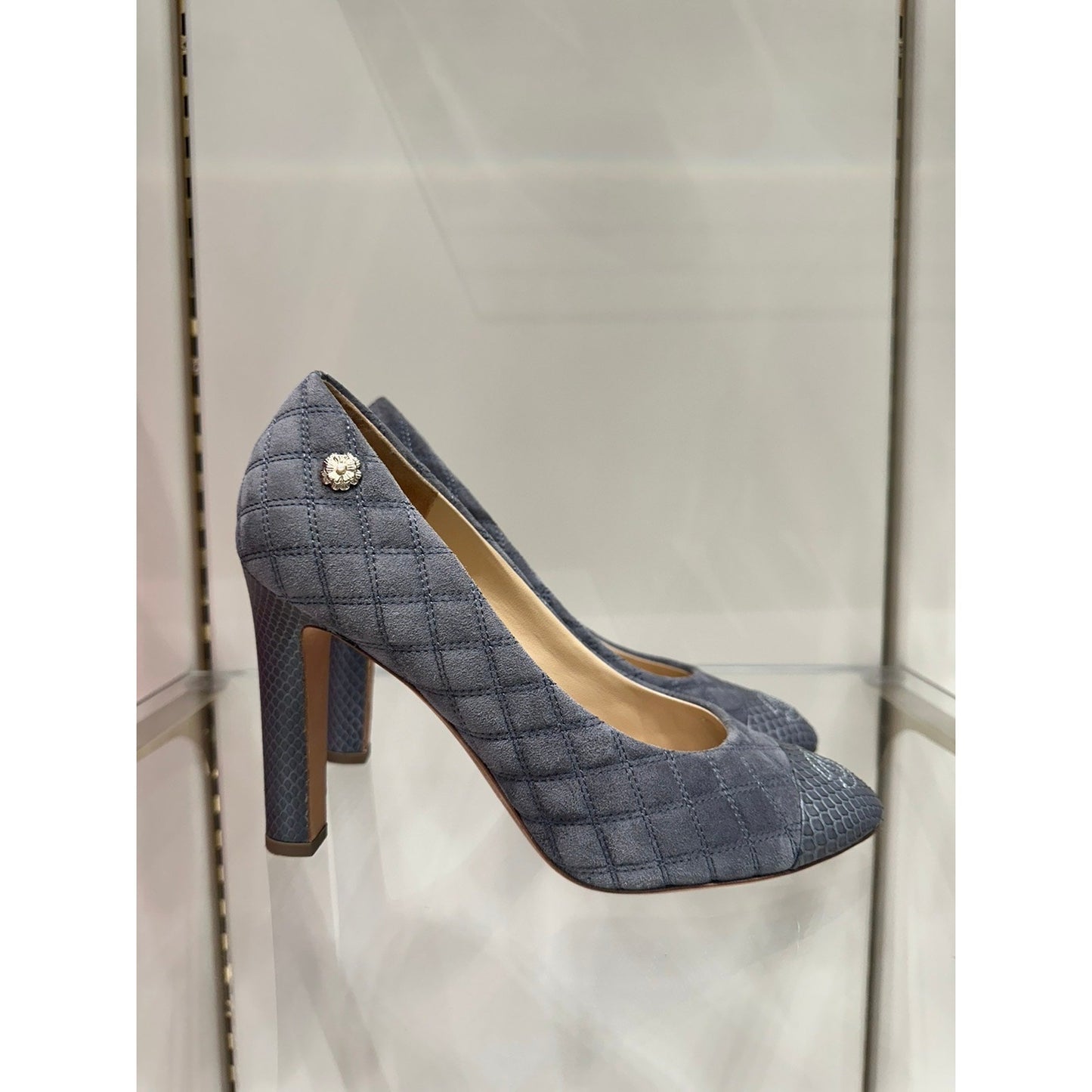 Chic Chanel Grey Quilted Suede Python Cap Toe CC Pumps 38 Pre-owned