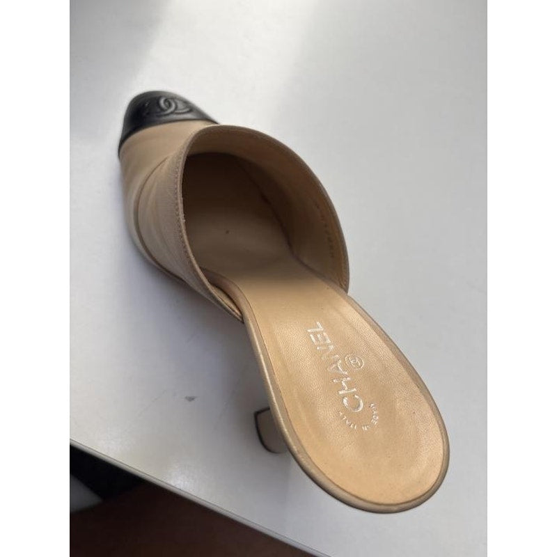 Chanel Beige & Black Leather Mules Size 40 Pre-owned
