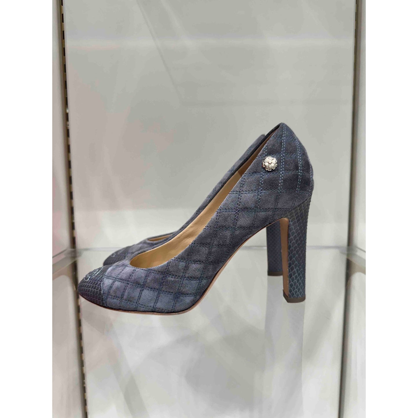 Chic Chanel Grey Quilted Suede Python Cap Toe CC Pumps 38 Pre-owned