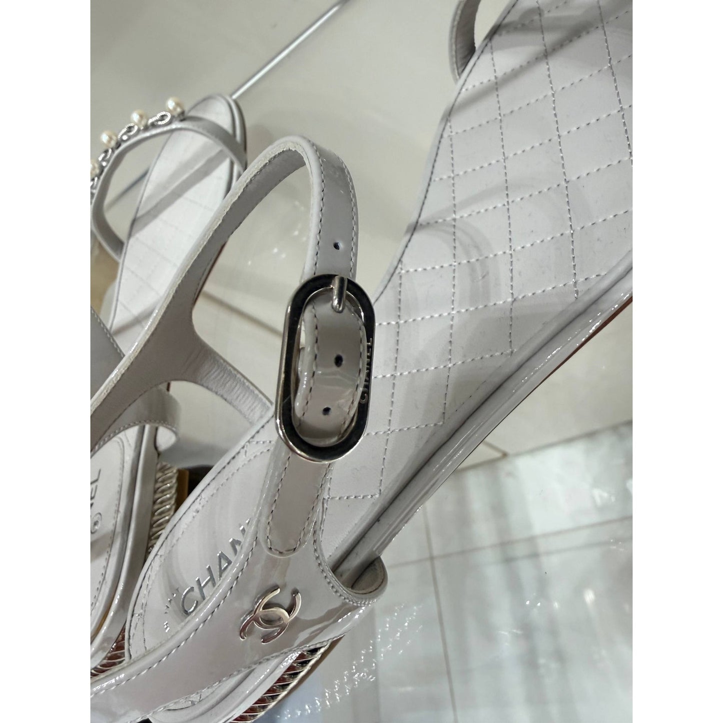 NWOB Chanel White Patent Pearl Chain Embellished Sandals Sz.41 Pre-owned