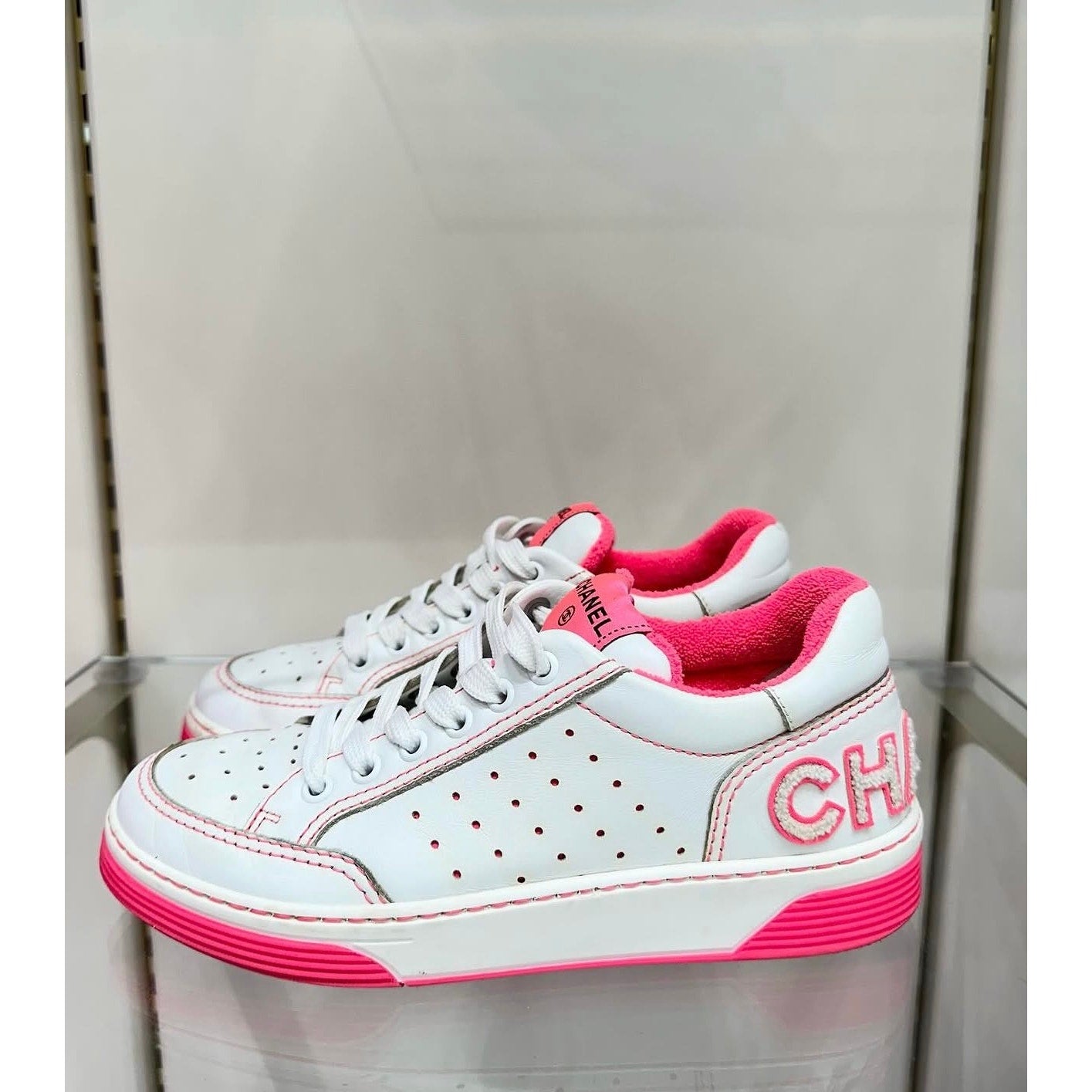Chic Chanel White Calfskin Low-Top CC Logo Sneakers Size 36 pre-owned