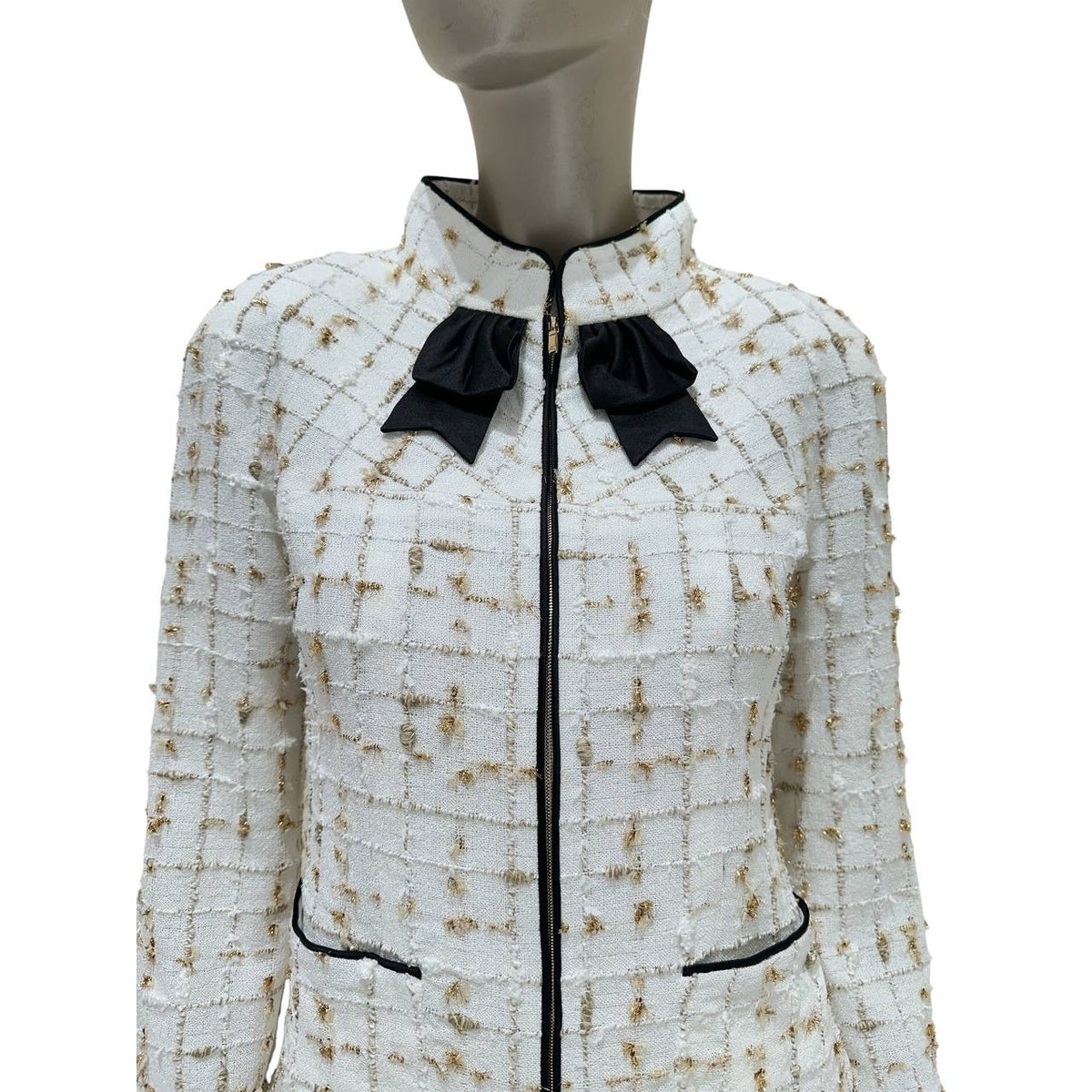 Chanel 2019P White Tweed Jacket Skirt Suit Black Bow Trim Size 38 Pre-owned