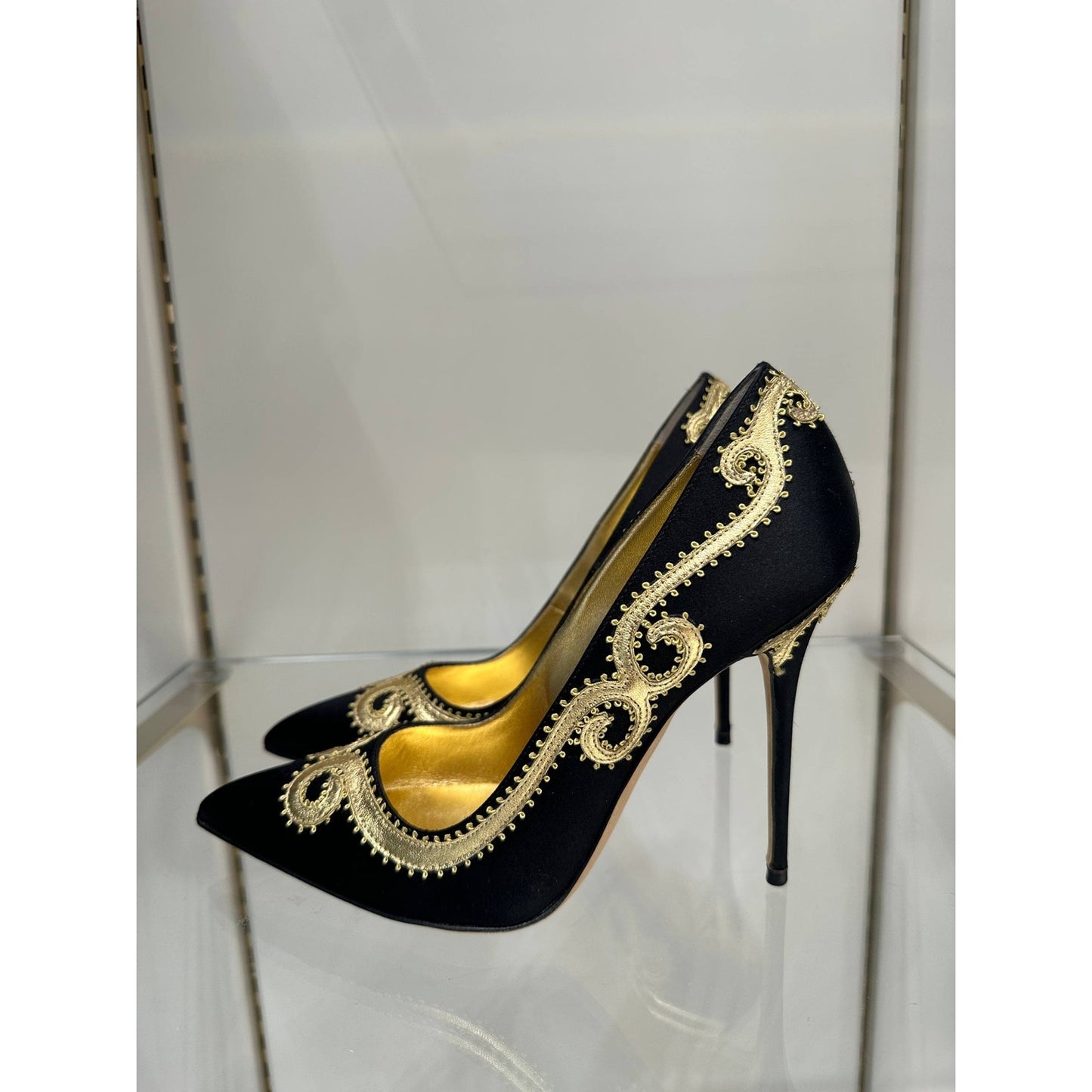 Manolo Blahnik Black & Gold Paisley Satin Pumps - Size 39 Pre-owned