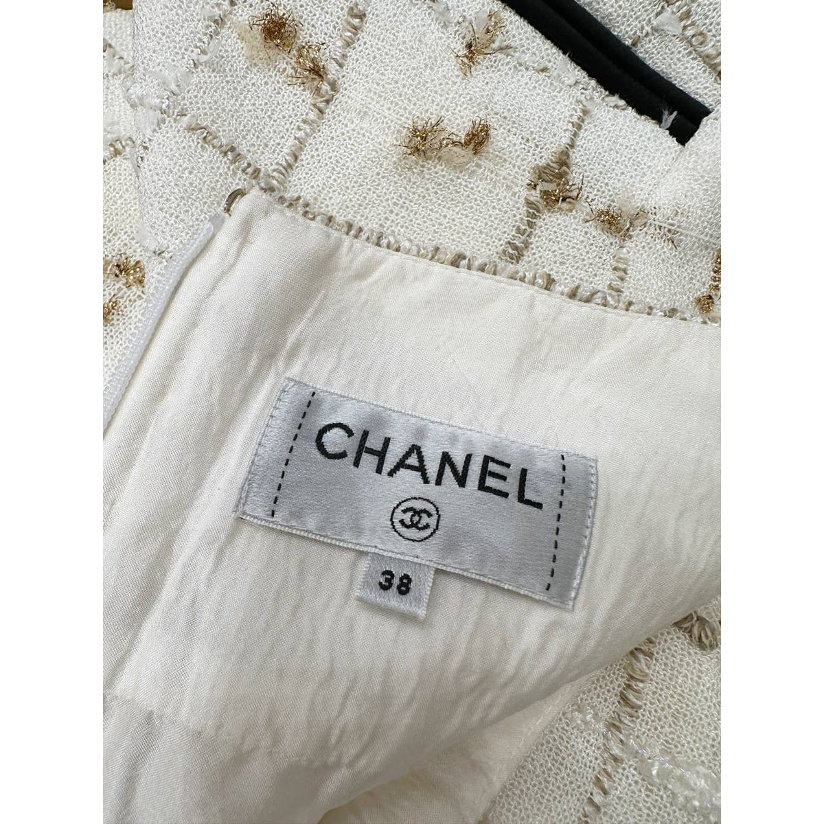 Chanel 2019P White Tweed Jacket Skirt Suit Black Bow Trim Size 38 Pre-owned