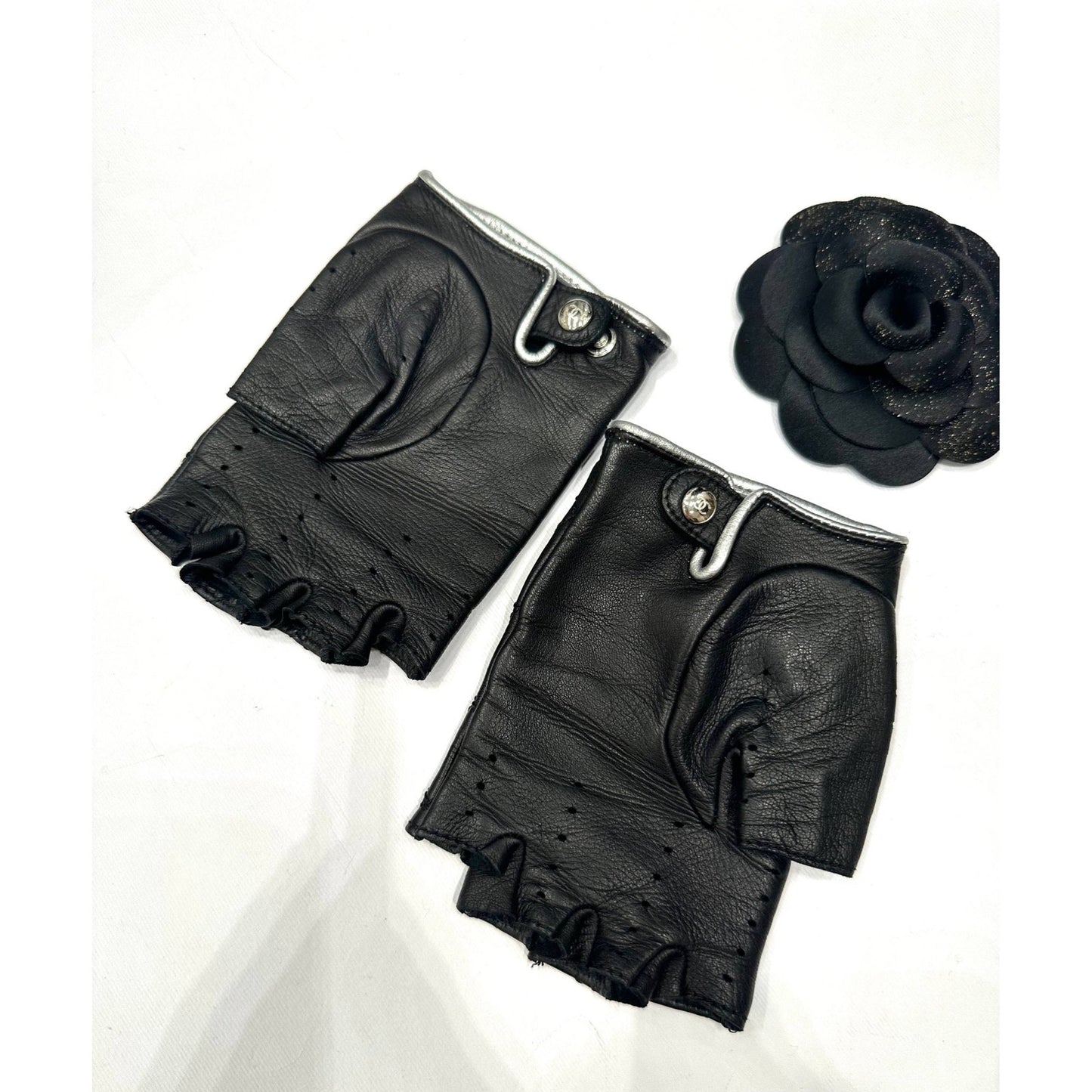 Chanel Quilted Lambskin CC Fingerless Gloves - Black Pre-owned