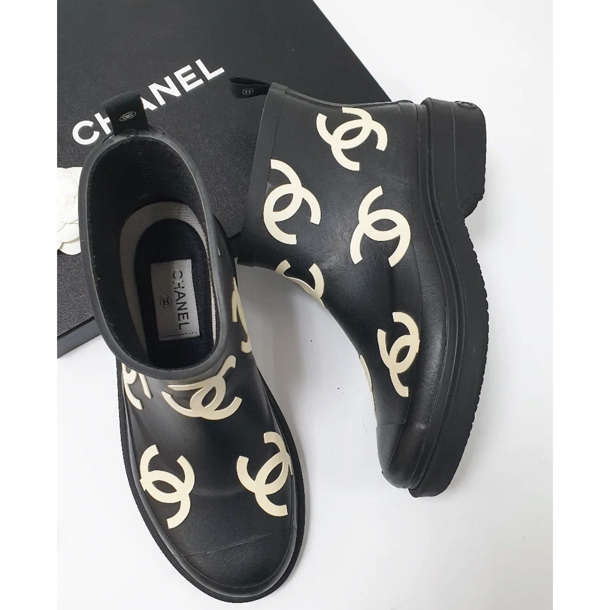 Chanel Black RubberInterlocking CC Logo  Rain Boots Sz 37 Pre-owned