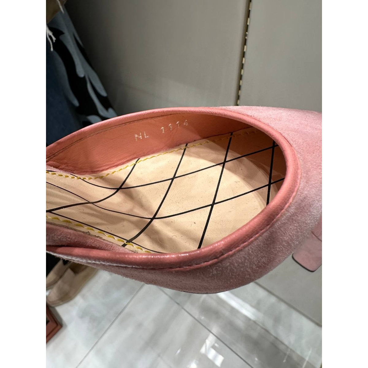 Louis Vuitton Pink Suede LV Circle Pumps EU 38  Pre-owned