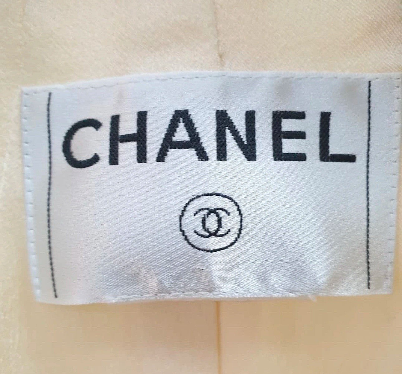 CHANEL 07P ECRU RAW TRIM CC LOGO BUTTON JACKET BLAZER Sz.42