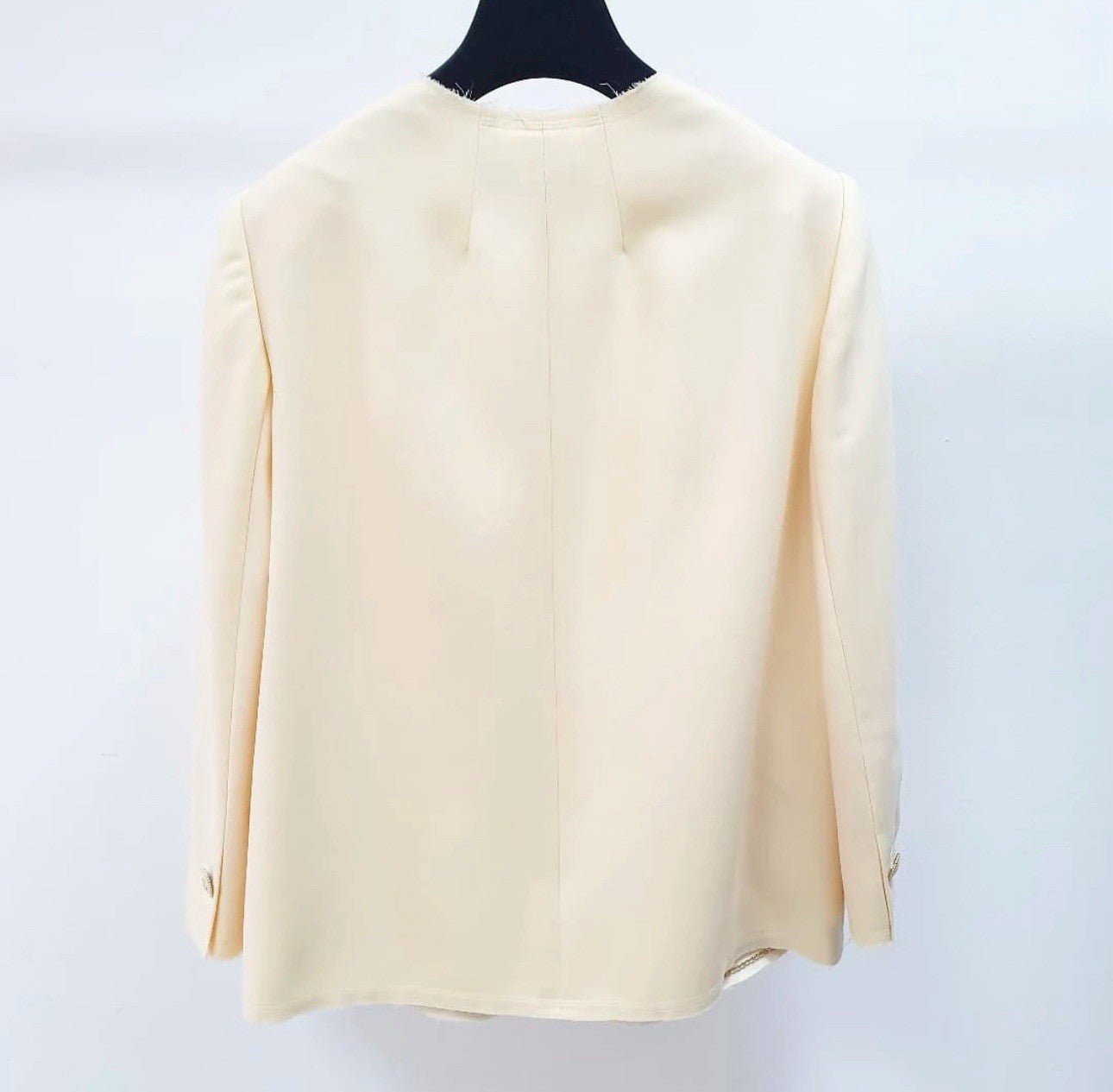 CHANEL 07P ECRU RAW TRIM CC LOGO BUTTON JACKET BLAZER Sz.42
