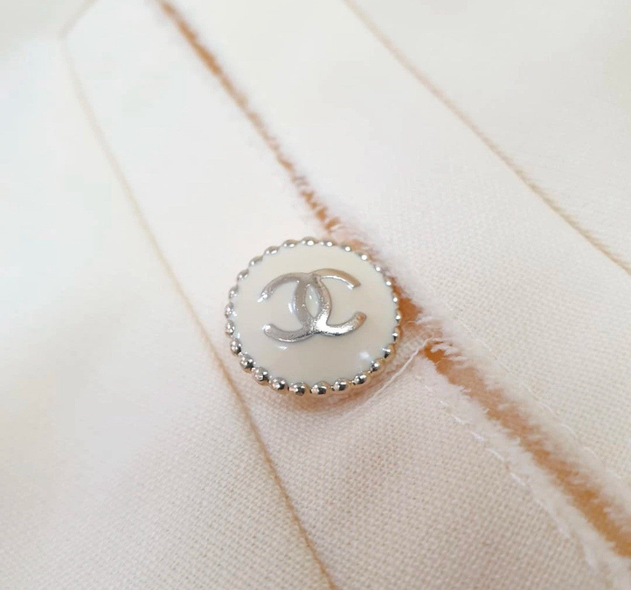 CHANEL 07P ECRU RAW TRIM CC LOGO BUTTON JACKET BLAZER Sz.42