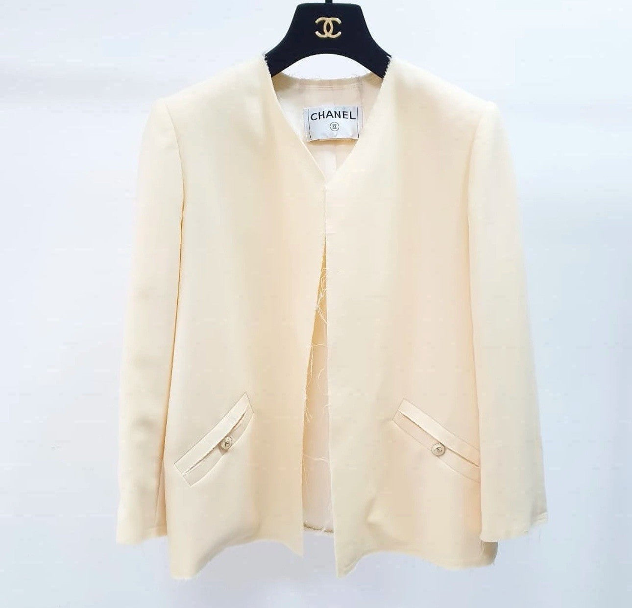 CHANEL 07P ECRU RAW TRIM CC LOGO BUTTON JACKET BLAZER Sz.42