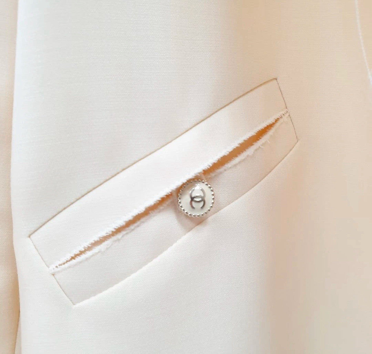 CHANEL 07P ECRU RAW TRIM CC LOGO BUTTON JACKET BLAZER Sz.42