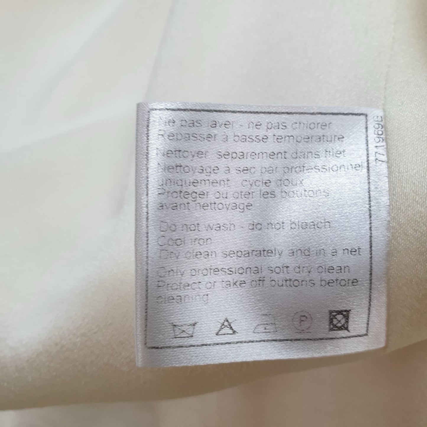 CHANEL 07P ECRU RAW TRIM CC LOGO BUTTON JACKET BLAZER Sz.42