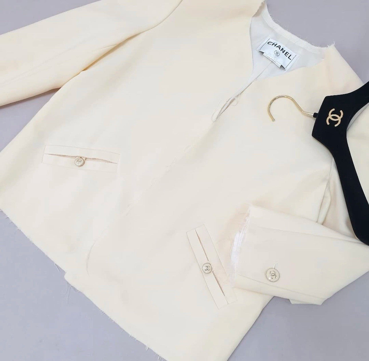 CHANEL 07P ECRU RAW TRIM CC LOGO BUTTON JACKET BLAZER Sz.42