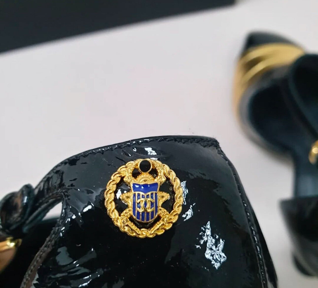 NWOB Chanel Gold Black Heels Sz.40,5