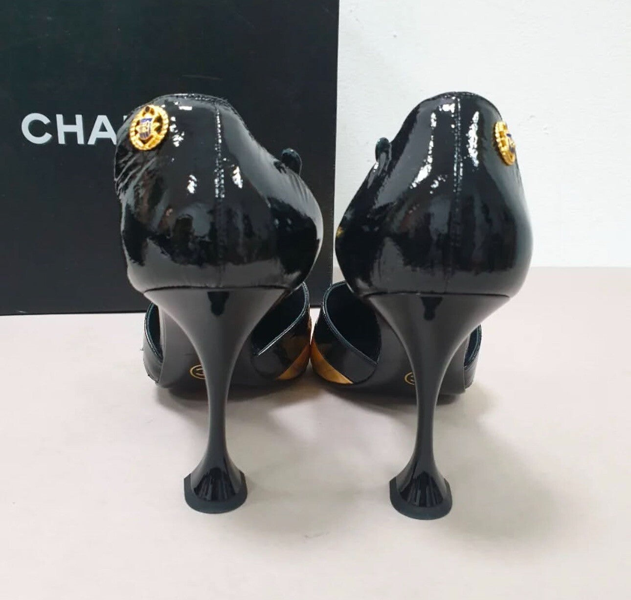 NWOB Chanel Gold Black Heels Sz.40,5