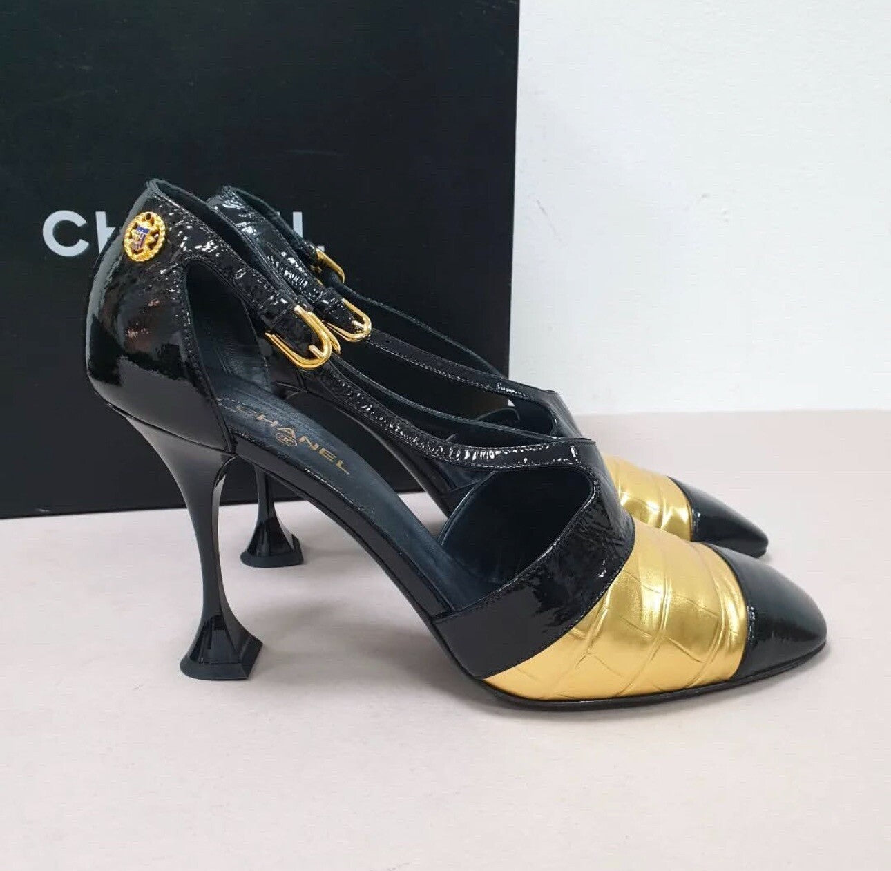 NWOB Chanel Gold Black Heels Sz.40,5