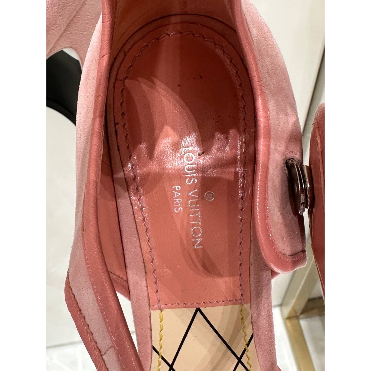 Louis Vuitton Pink Suede LV Circle Pumps EU 38  Pre-owned