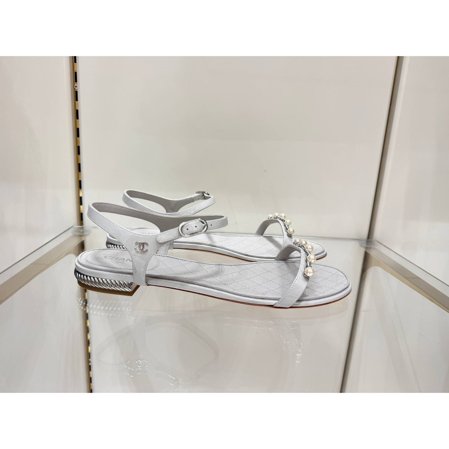 NWOB Chanel White Patent Pearl Chain Embellished Sandals Sz.41 Pre-owned