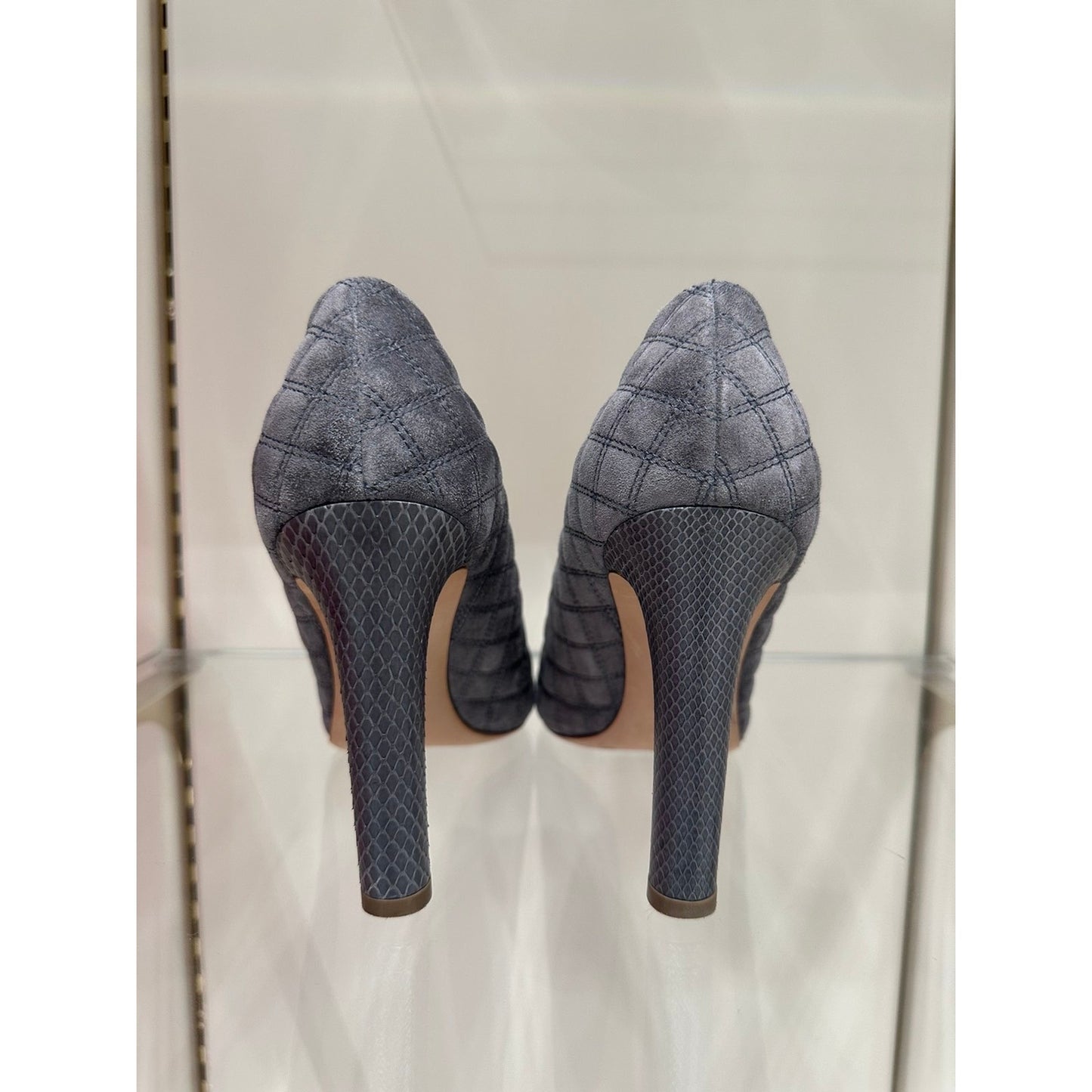 Chic Chanel Grey Quilted Suede Python Cap Toe CC Pumps 38 Pre-owned