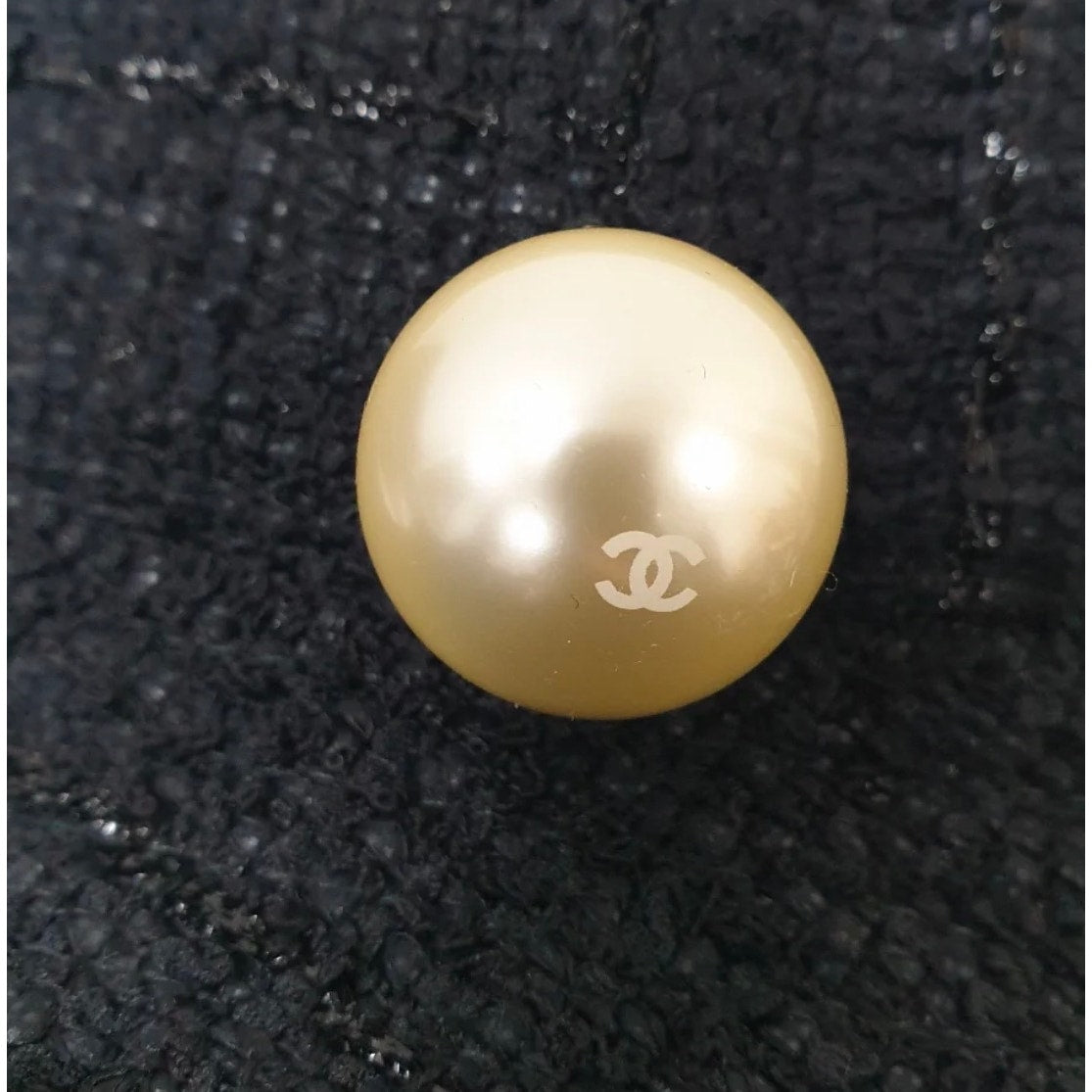 Elegant Chanel Black Tweed  Pearl Accents Hat Sz.S-M pre-owned