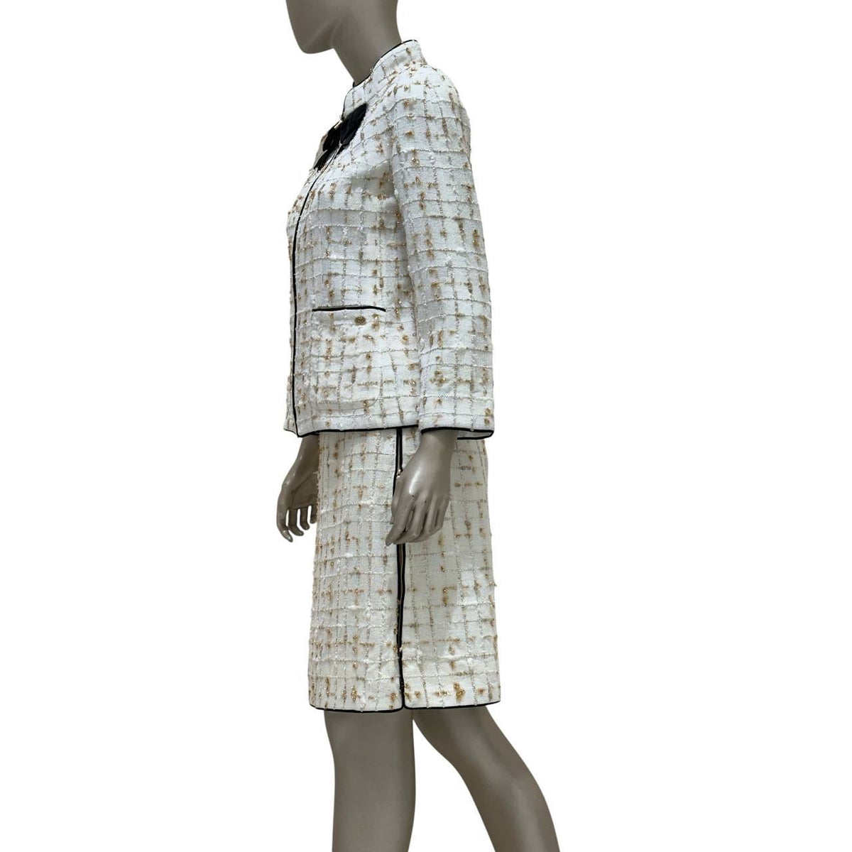 Chanel 2019P White Tweed Jacket Skirt Suit Black Bow Trim Size 38 Pre-owned
