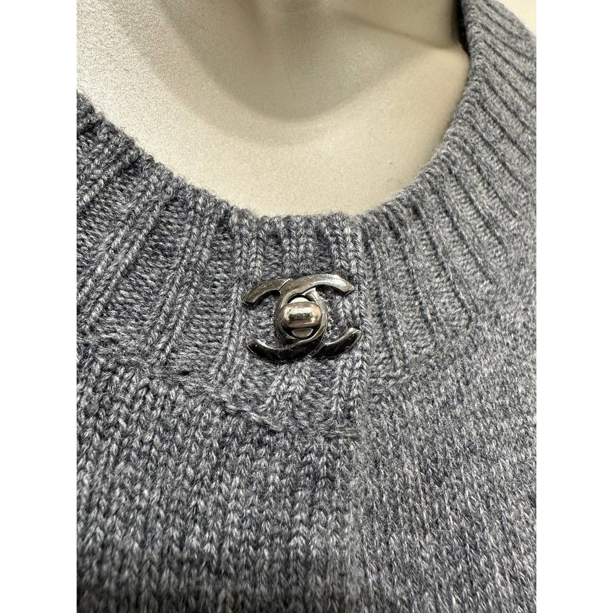Chanel 100% Cashmere  CC Turn Lock Gray Long Cardigan Sz.38 Pre-owned