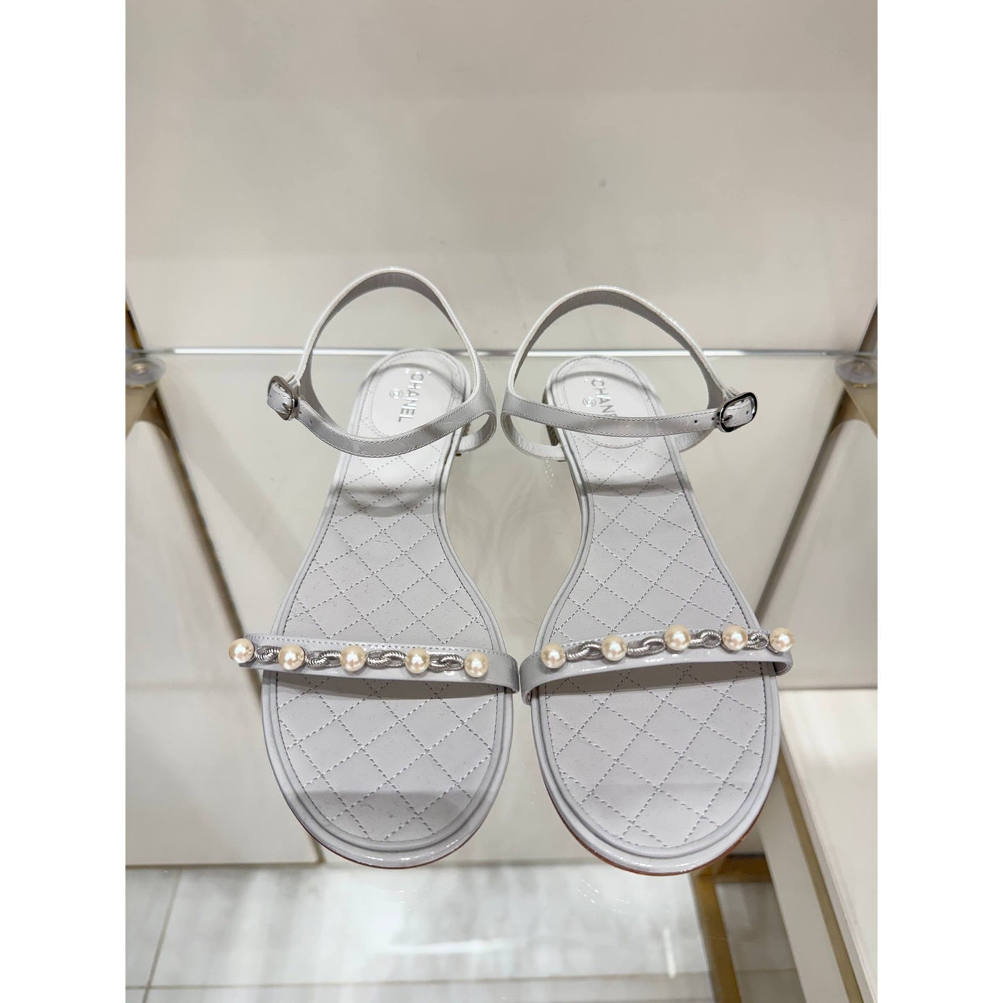 NWOB Chanel White Patent Pearl Chain Embellished Sandals Sz.41 Pre-owned