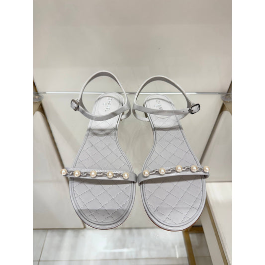 NWOB Chanel White Patent Pearl Chain Embellished Sandals Sz.41 Pre-owned
