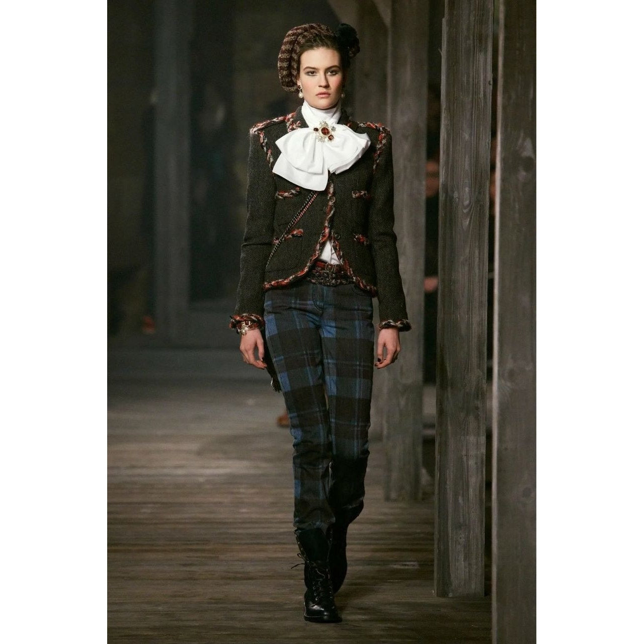 Chanel Edinburgh Tweed Gray/Black Cropped Jacket - Size 40 Pre-owned