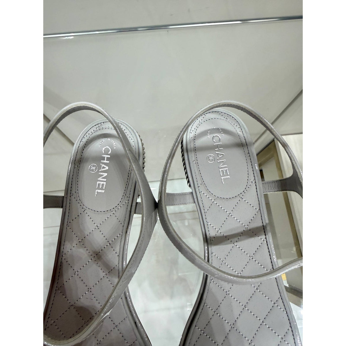 NWOB Chanel White Patent Pearl Chain Embellished Sandals Sz.41 Pre-owned