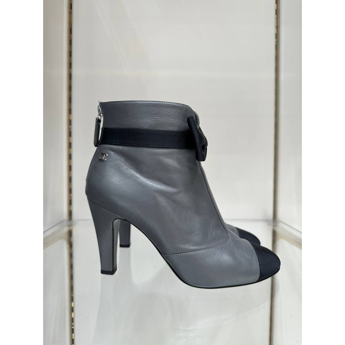 Chanel Gray Leather Ankle Boots Sz.37.5 Pre-owned