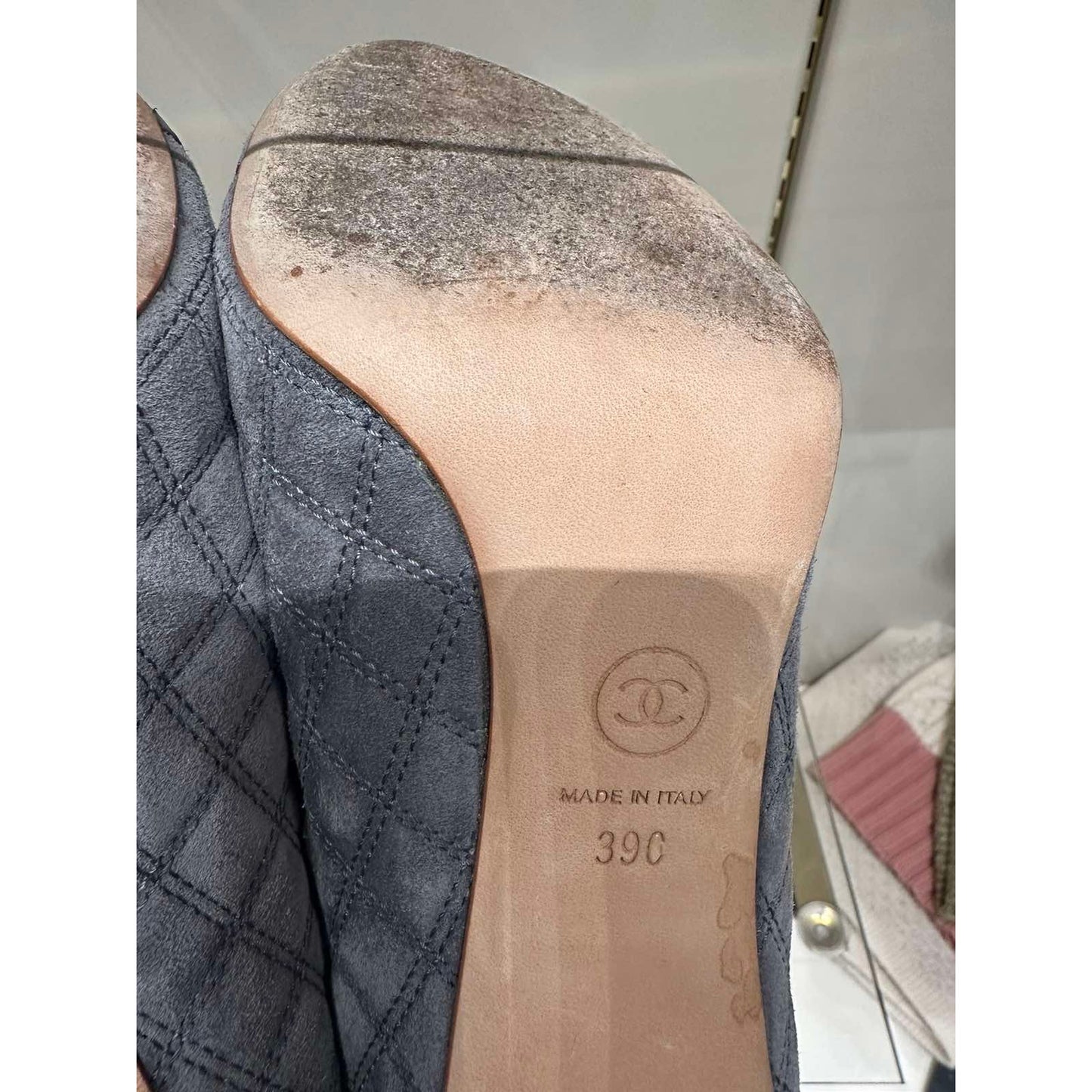 Chic Chanel Grey Quilted Suede Python Cap Toe CC Pumps 38 Pre-owned