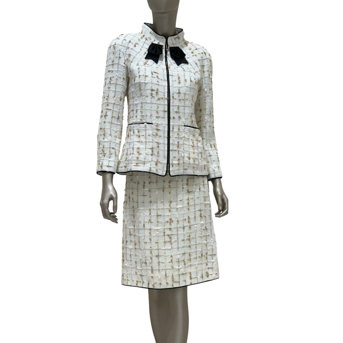 Chanel 2019P White Tweed Jacket Skirt Suit Black Bow Trim Size 38 Pre-owned
