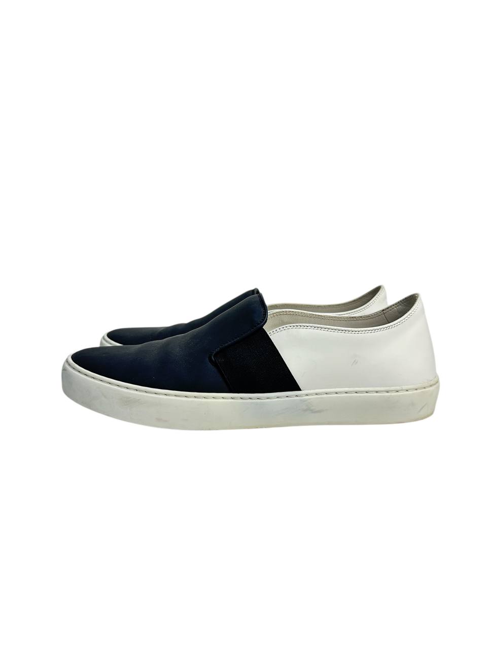 Slip-on leather flats with elastic panels and back logo detail