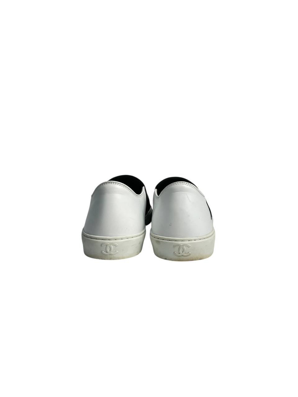 Slip-on leather flats with elastic panels and back logo detail