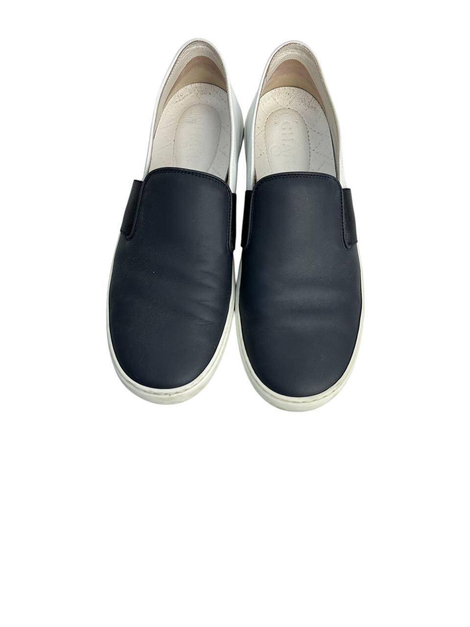 Slip-on leather flats with elastic panels and back logo detail