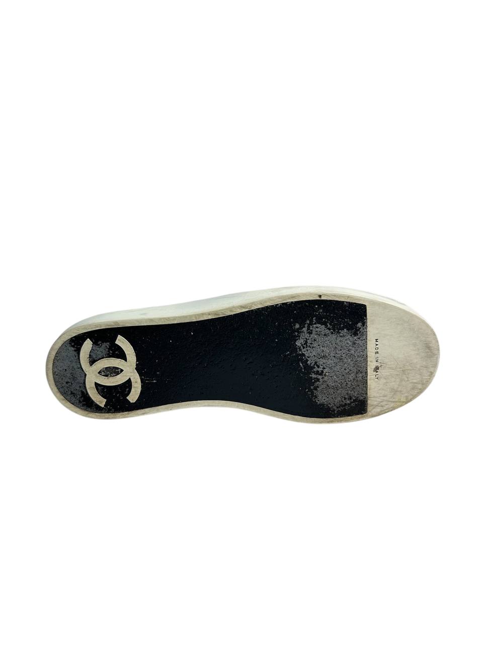 Slip-on leather flats with elastic panels and back logo detail
